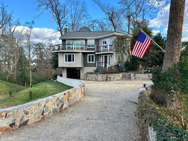 Primary Photo - Large 3 Bedroom With Water Views