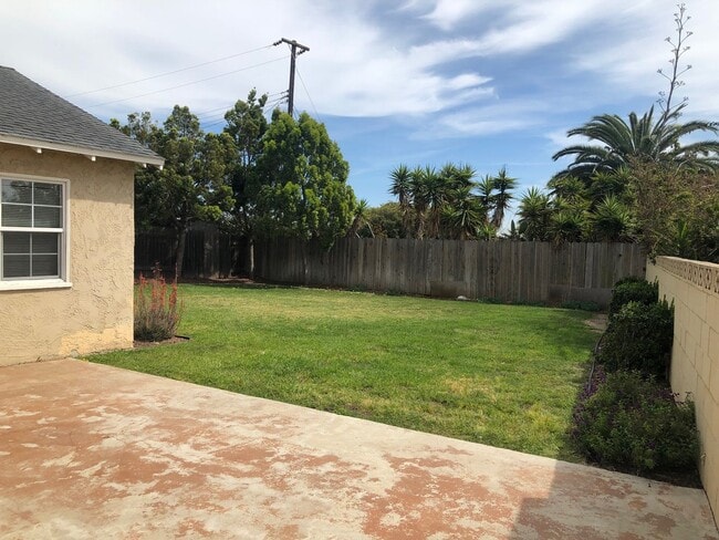 Building Photo - Central Ventura Home with Large Yard!