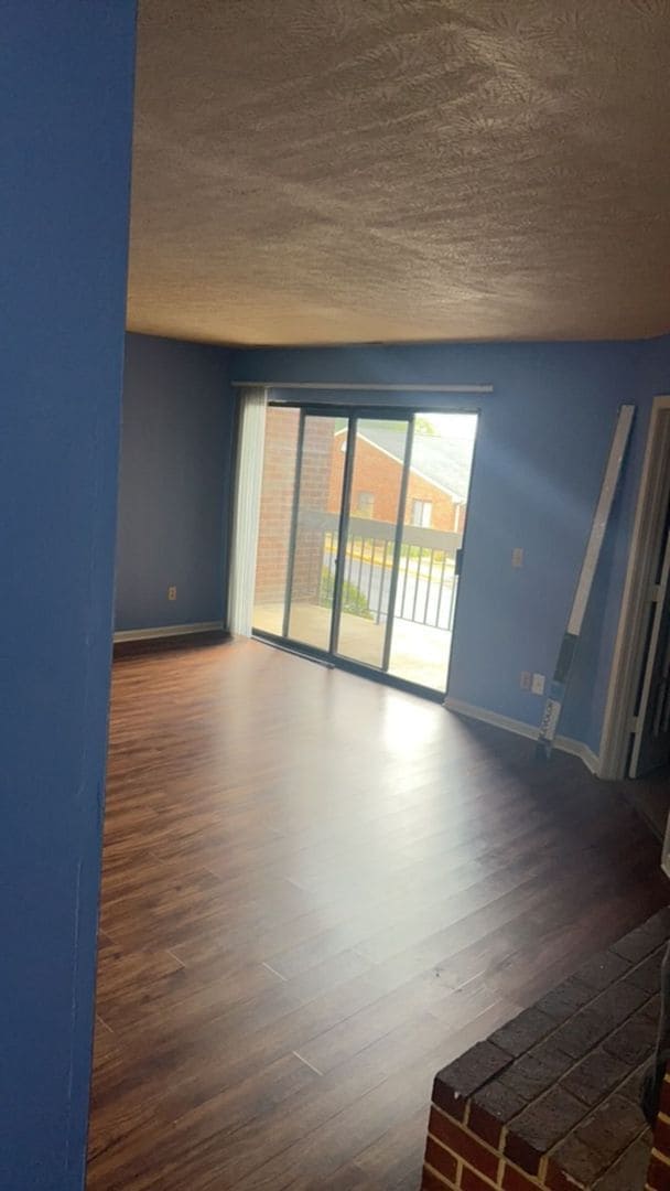 Building Photo - Spacious & Vibrant 3-Bedroom Apartment Nea...