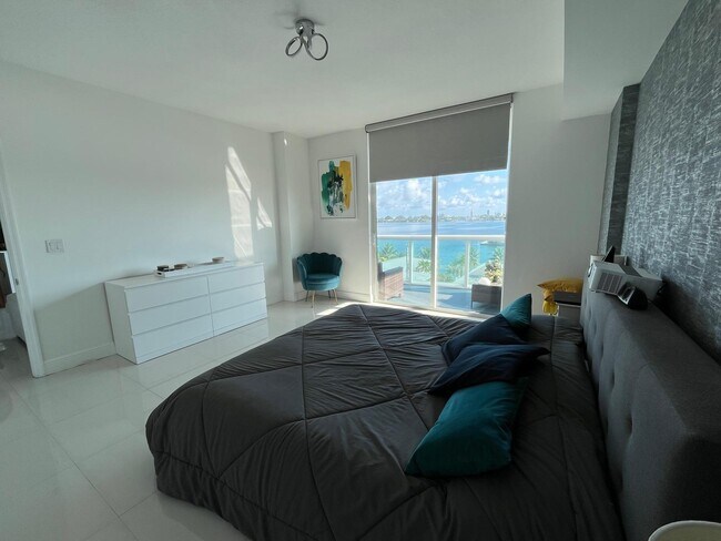 Building Photo - 7910 Harbor Island Dr