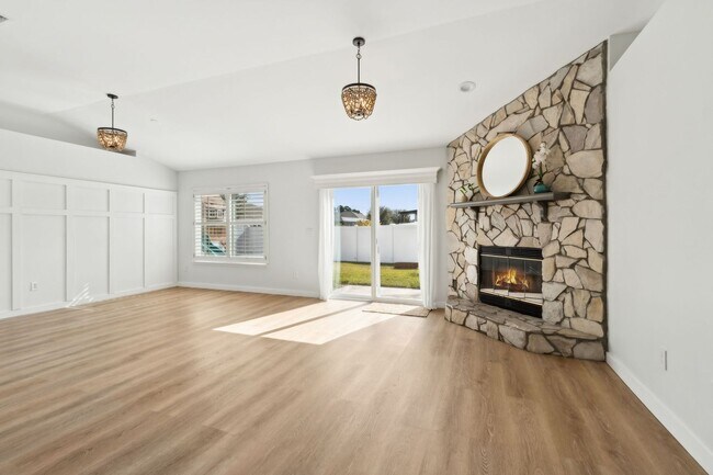 Building Photo - Adorable Newly Renovated 3/2