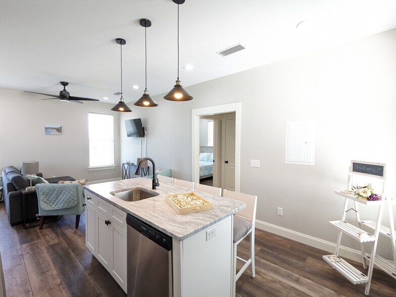 Building Photo - 301 Coral Gables St