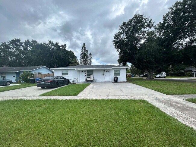 Building Photo - "Cozy 1-Bedroom Apartment in St. Petersburg – 550 Sq Ft of Comfort & Convenience!"