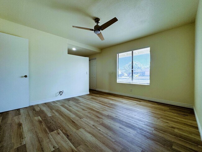 Building Photo - 2105 E Petunia St