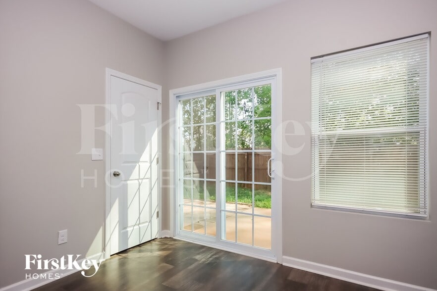 Building Photo - 905 Little Dog Ln