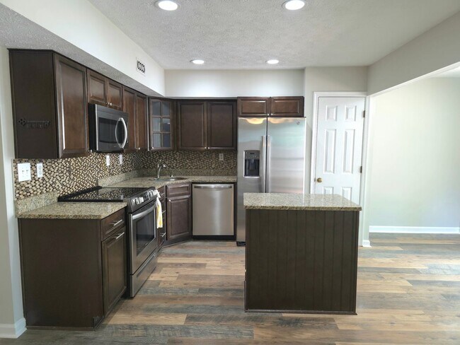 Building Photo - Move in Ready 3 Bedroom Townhouse in Yorktown!