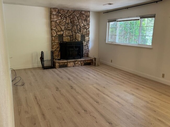 Building Photo - 3 Bedroom, 2 bath home with indoor laundry...