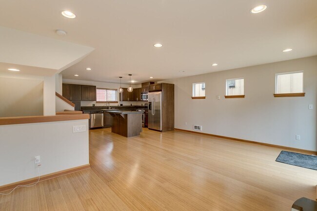 Building Photo - Bright, Modern 3 bed 2.5 Bath Townhome in ...