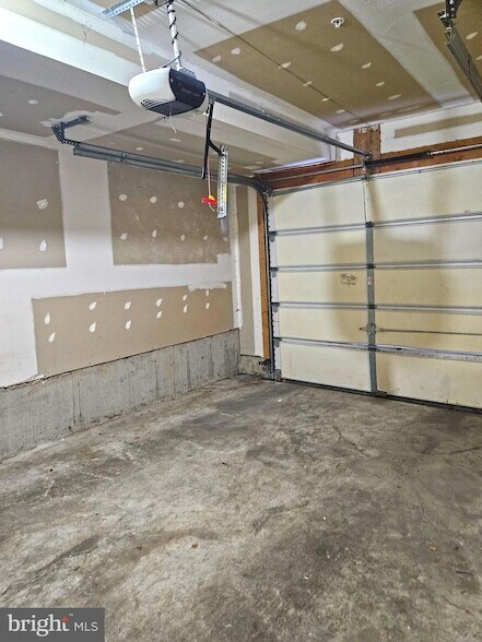 Building Photo - 12 S Regester St