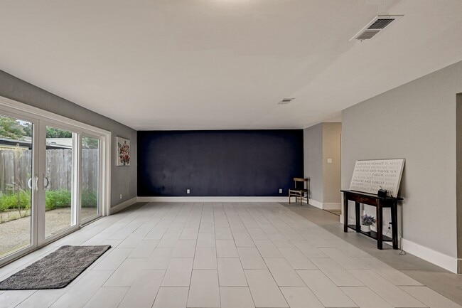 Building Photo - 13194 Trail Hollow Dr