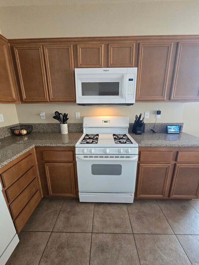 Building Photo - 3 Bedroom 2 Bath located in Mountain View DHS