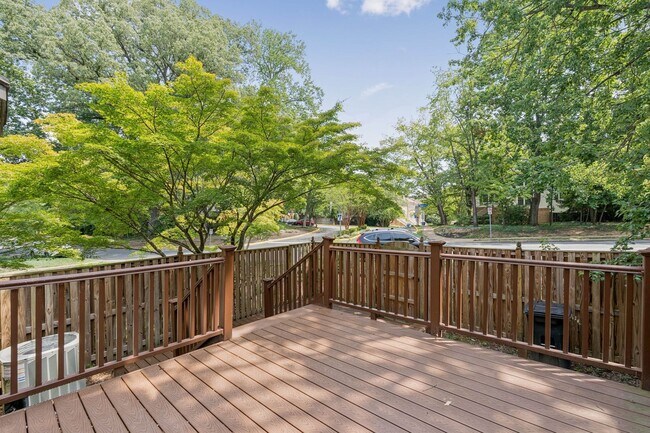 Building Photo - Spacious, Renovated Townhome Near Vienna M...