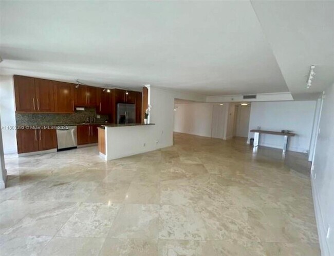 Building Photo - 18181 NE 31st Ct