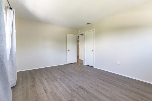 Building Photo - 2 Bed 2 Bath Condo - Close to Beach & Airport