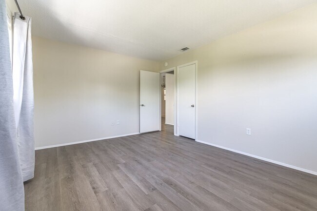 Building Photo - FURNISHED 2 DOUBLE BEDROOM CONDO - CLOSE T...