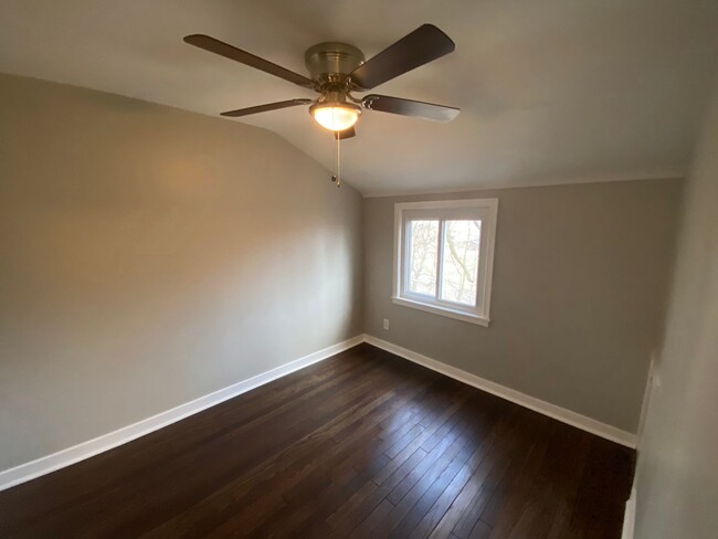 Building Photo - MODERN, TOTALLY UPDATED 2 BEDROOM / 1 BATH...