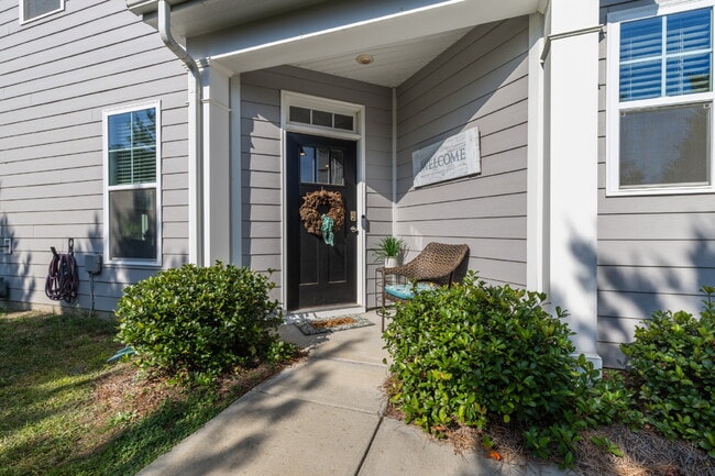 Building Photo - 3 bedroom 2.5 Townhouse with Office in Lak...