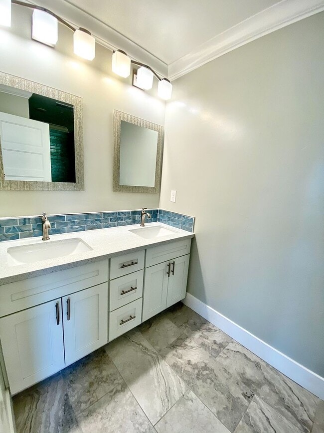 Building Photo - First Month Rent: FREE (with approved lease terms)