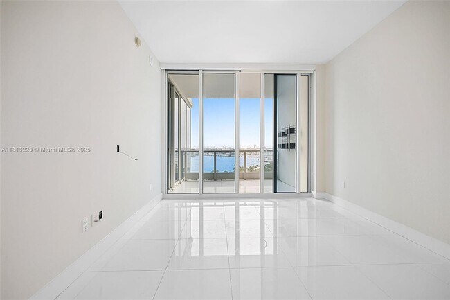 Building Photo - 2020 N Bayshore Dr