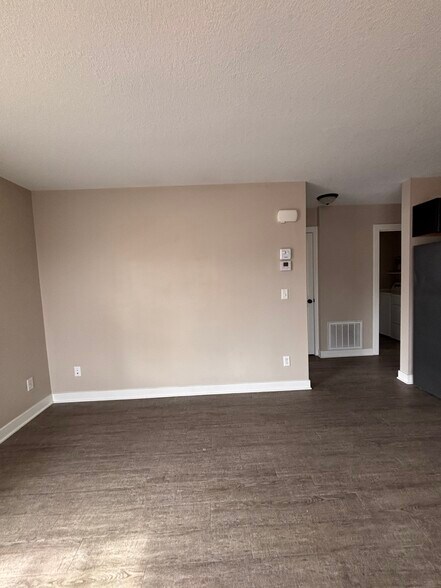 Living room - 84 Curtice St E