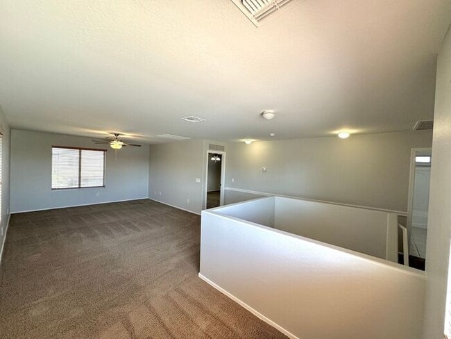 Building Photo - 1056 E Lakeview Dr