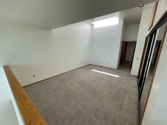 Building Photo - 2305 Skyline Way