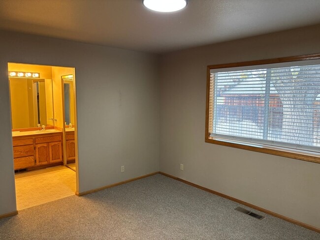 Building Photo - Desirable one Level Home in SW Redmond!