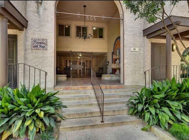 Building Photo - 505 W 7th St