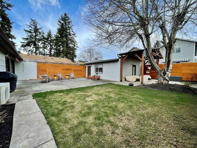 Building Photo - Charming 3Bed 2Bth Montavilla Neighborhood with Detached Additional Living Area and Backyard Grea...