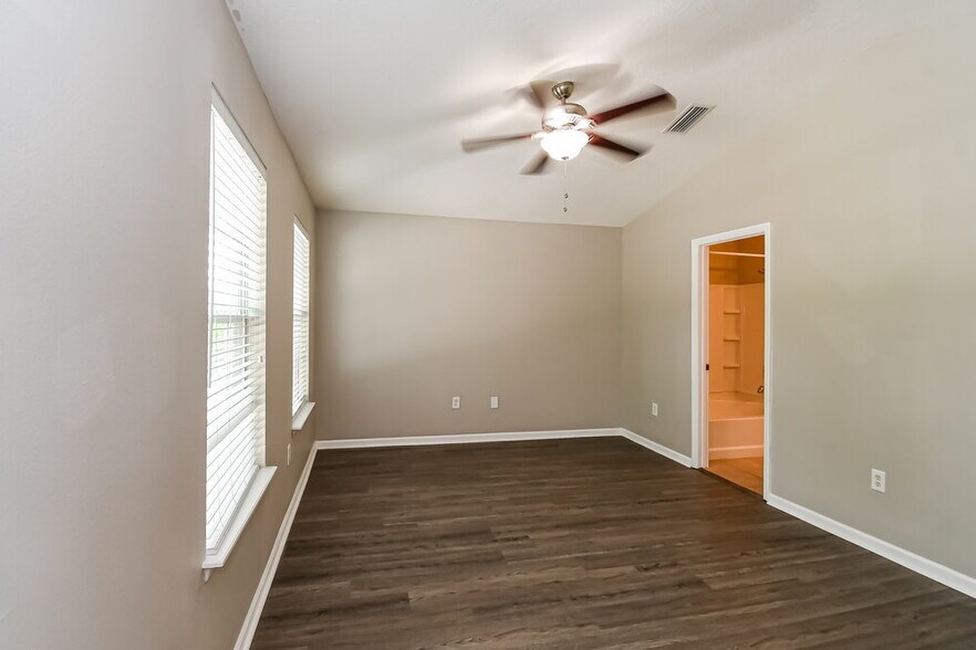 Building Photo - 5966 Pavilion Dr