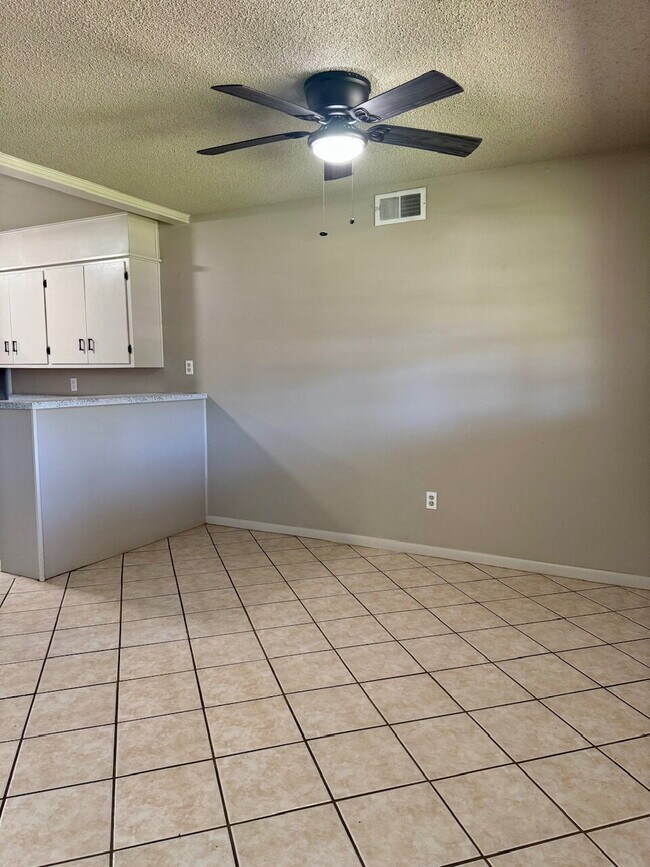 Building Photo - "Charming 3-Bedroom Gem with 2 Full Baths on 54th Street – Spacious 1,725 Sq Ft Haven in Lubbock!"