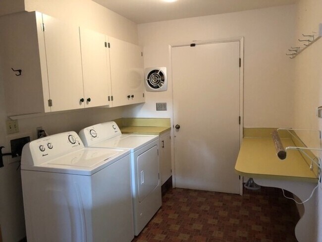 Building Photo - 7730 SW Eaker Pl