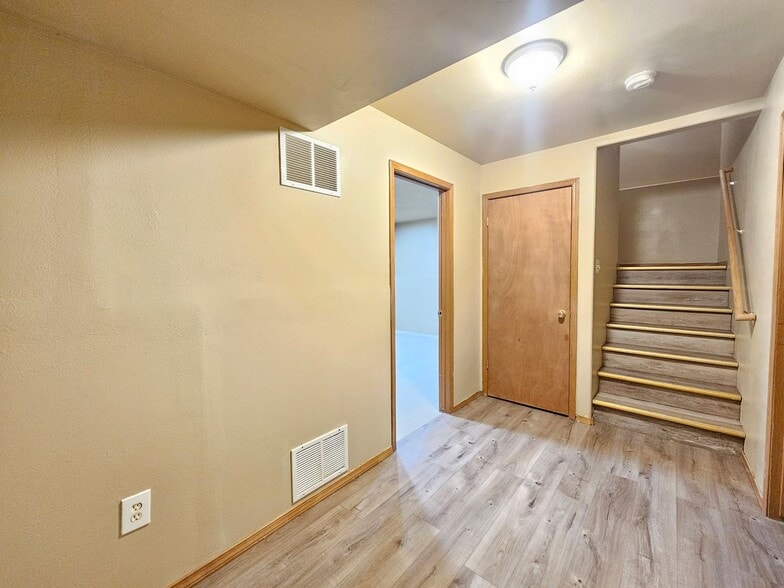 Building Photo - 407 E 8th Ave