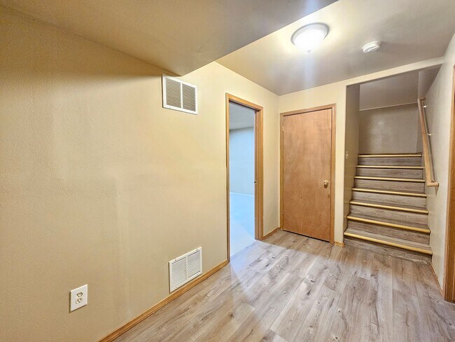 Building Photo - 407 E 8th Ave