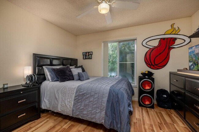 Building Photo - 2500 SE Anchorage Cove