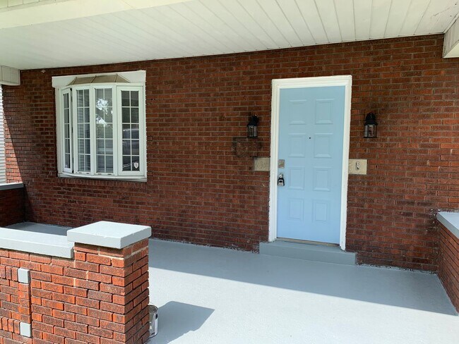 Building Photo - 3 bedroom 1 bath deck and yard
