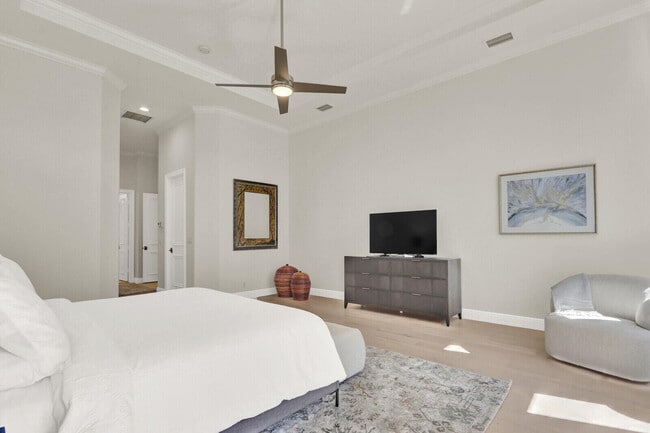 Building Photo - 528 Les Jardin Dr