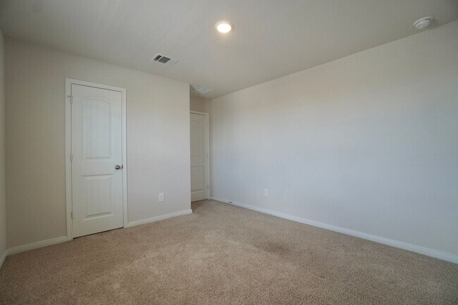 Building Photo - 115 Bethpage Dr
