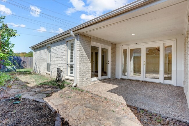 Building Photo - 15 Bendwood Dr