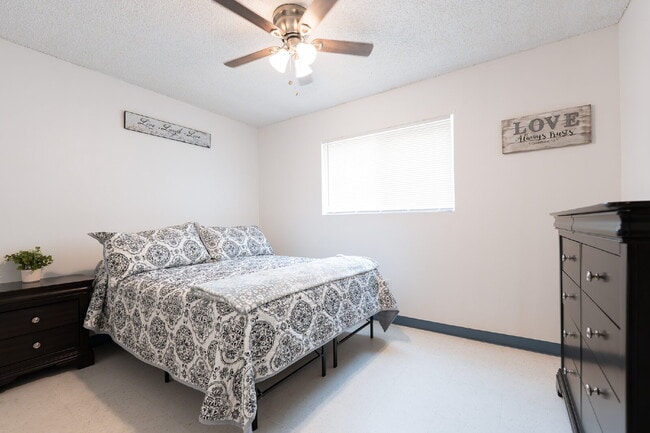 Building Photo - Executive Rental **Stylish & Fully Furnished 2-Bedroom in the Heart of Farmington – Flexible Leas...