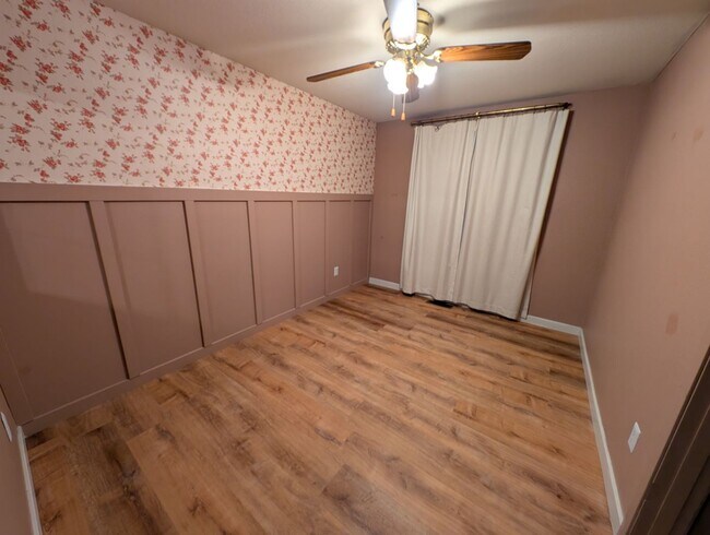 Building Photo - Tracyton Stunner! Available Now! 1/3 Acre FULLY Fenced.