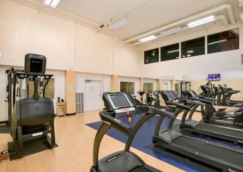 Building Photo - 10982 Roebling Ave