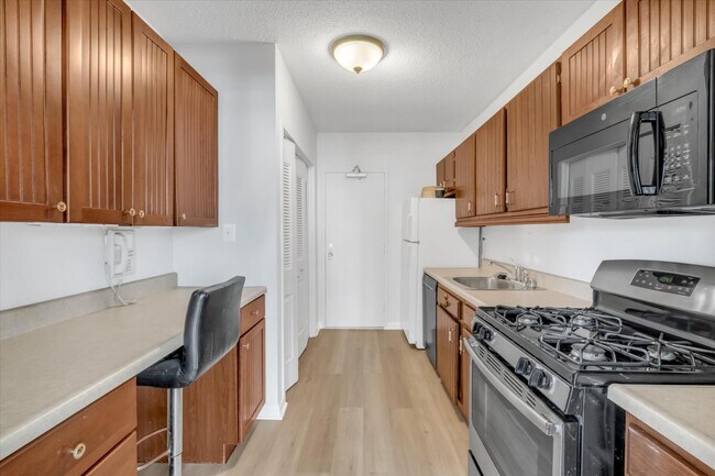 Building Photo - 4141 Henderson Rd