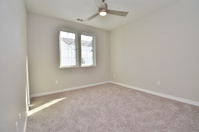 Building Photo - $4,190 / 4 BR - MODERN FREMONT TOWNHOME WITH JUNIOR SUITE, PRIVATE BALCONY & PRIME LOCATION!