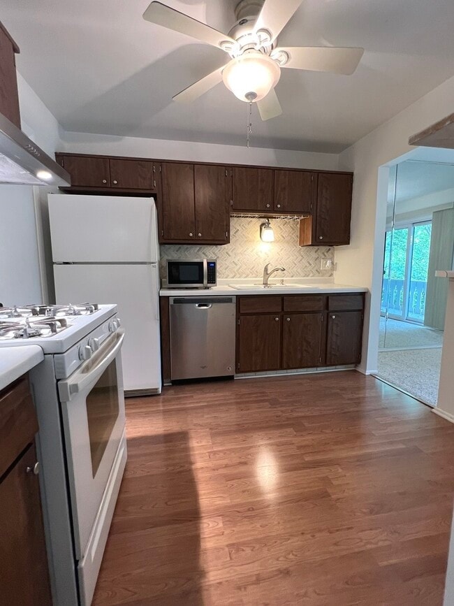 Building Photo - 225 Deerpath Ct