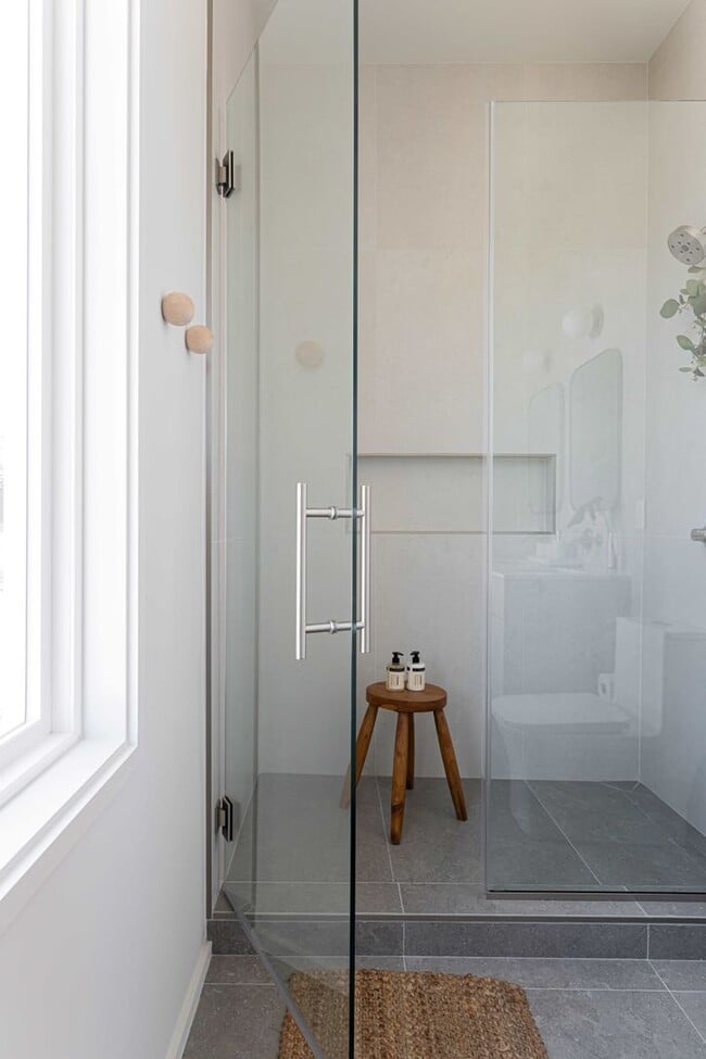 Building Photo - Great contempory home close to the heart o...