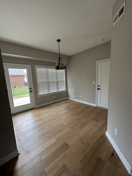 Building Photo - 1407 Village Loop