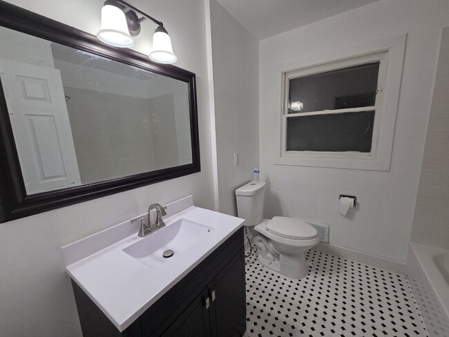 Building Photo - Cosmetically refreshed 3 Bedroom Lower Centrally located near State Fair!