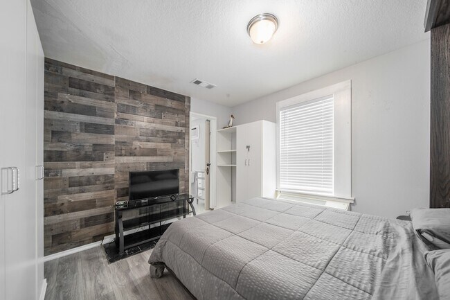 Building Photo - 6317 Heards Ln