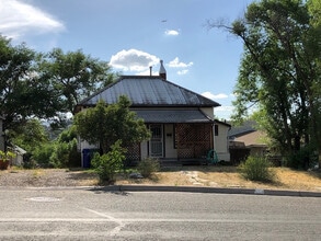 Building Photo - Early 1900's Charm In This Two Bedroom in Prescott